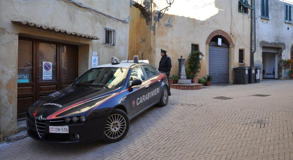 Sequestra e picchia la compagna incinta 