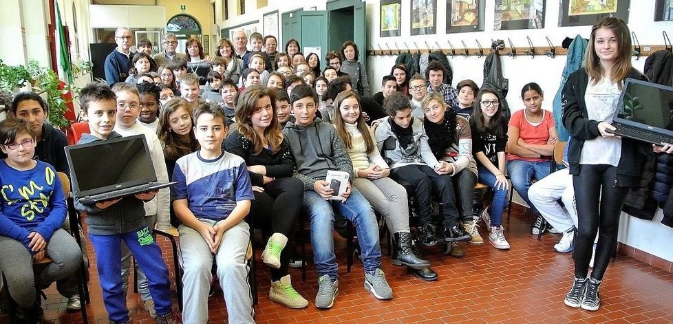 Auser dona attrezzature e 300 euro alla scuola d’infanzia