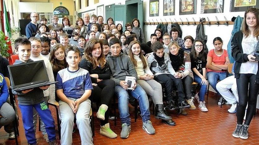 Auser dona attrezzature e 300 euro alla scuola d’infanzia