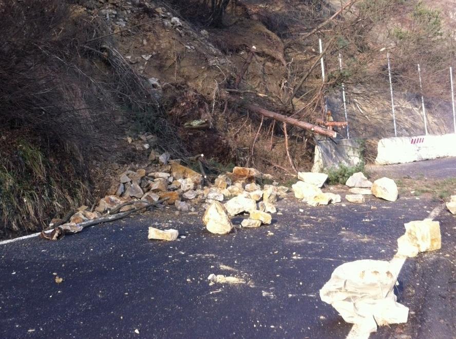 Dopo la frana, i vandali sulla strada 