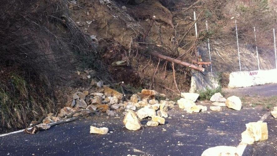 Dopo la frana, i vandali sulla strada