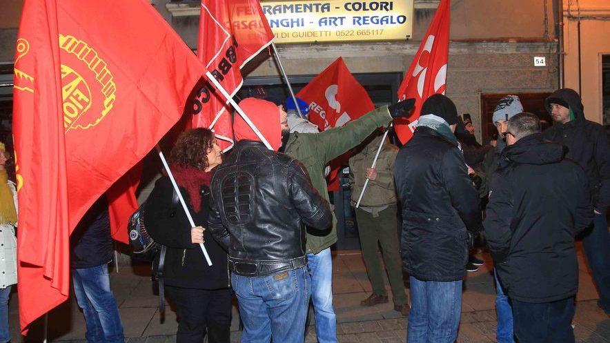 La Cgil presidia il municipio «No al razzismo e alla xenofobia»