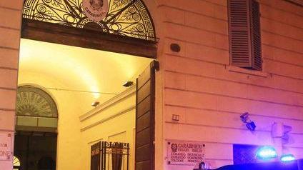 Palpeggiava gli amici del figlio