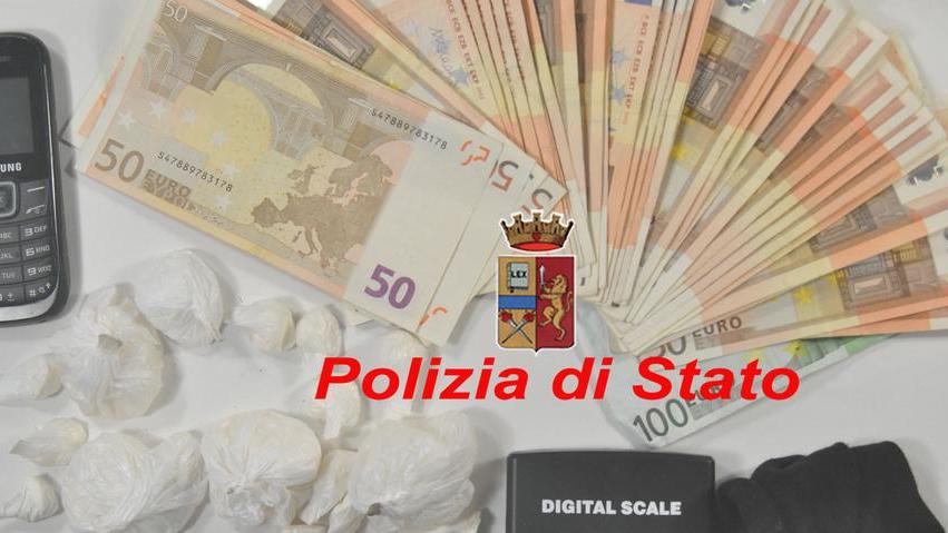 Blitz degli agenti al circolo spuntano soldi e cocaina