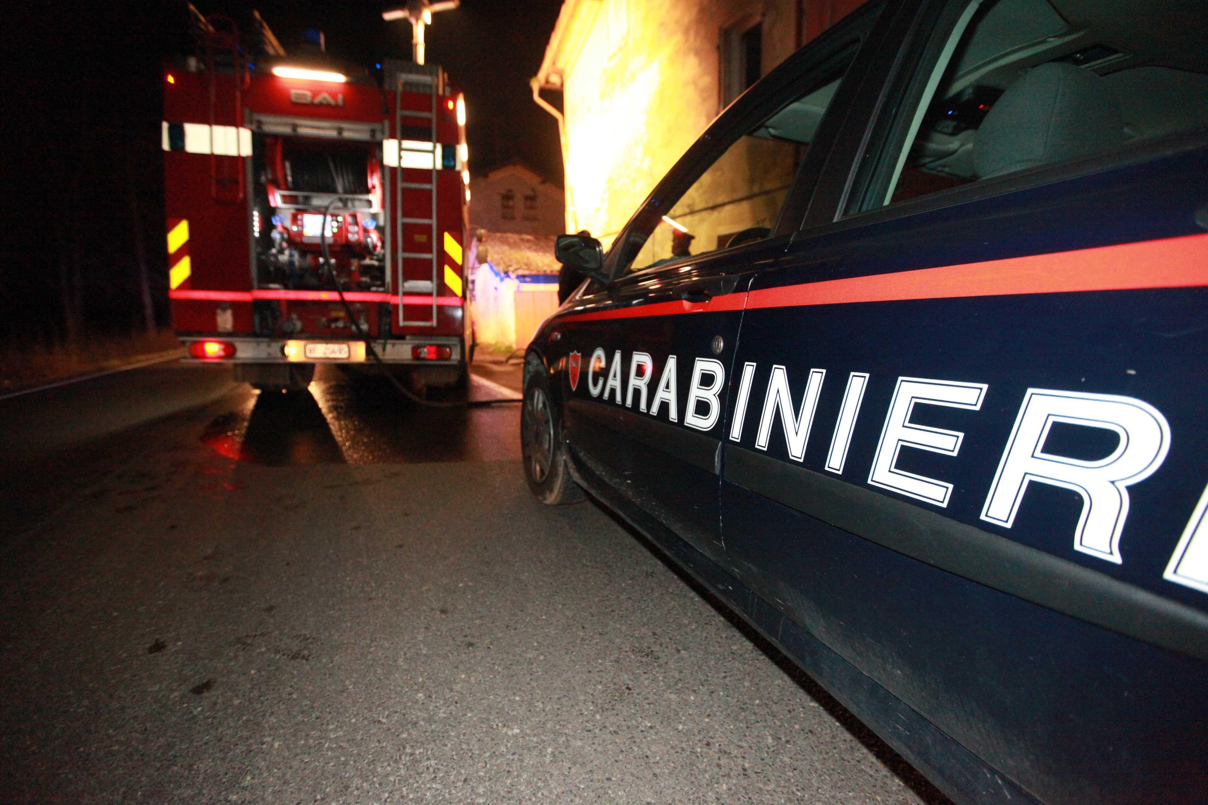 Auto data alle fiamme di notte in via Gattalupa