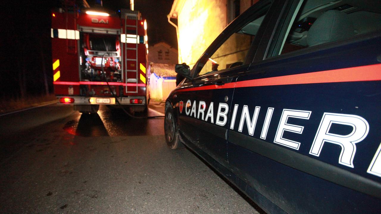 Auto data alle fiamme di notte in via Gattalupa