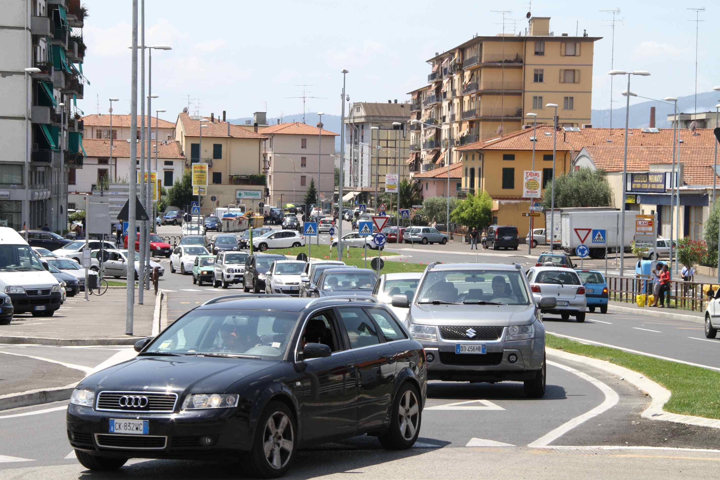 Auto in coda nei pressi di Pratilia