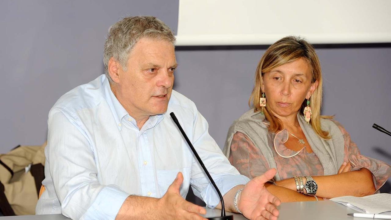 L'ex dg dell'Asl Porfido a Piombino, con lui Rossana Soffritti, presidente Società della Salute (Foto Paolo Barlettani)
