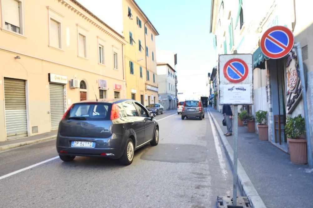 Travolta da uno scooter, che si ferma e poi va via