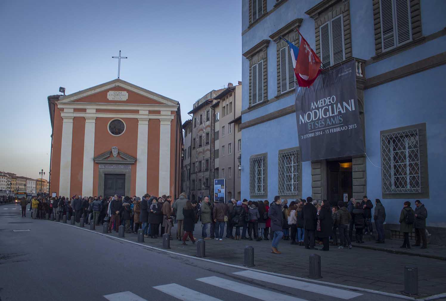 La fila all'esterno di Palazzo Blu