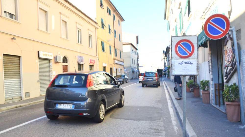 Travolta da uno scooter che si ferma, ma poi va via