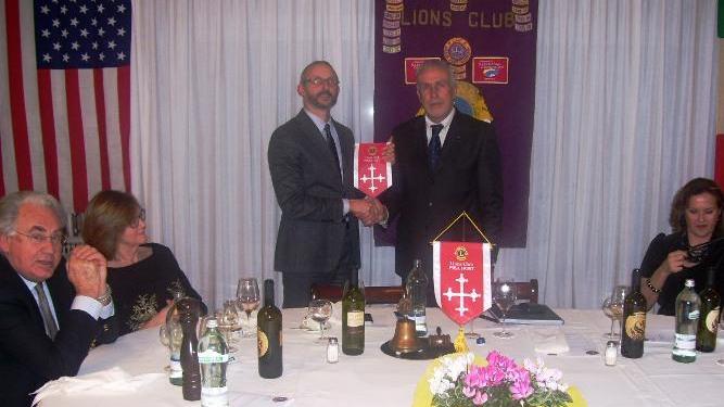 Il direttore Omar Monestier con (a destra) Massimiliano Valtriani, presidente del Lions Club
