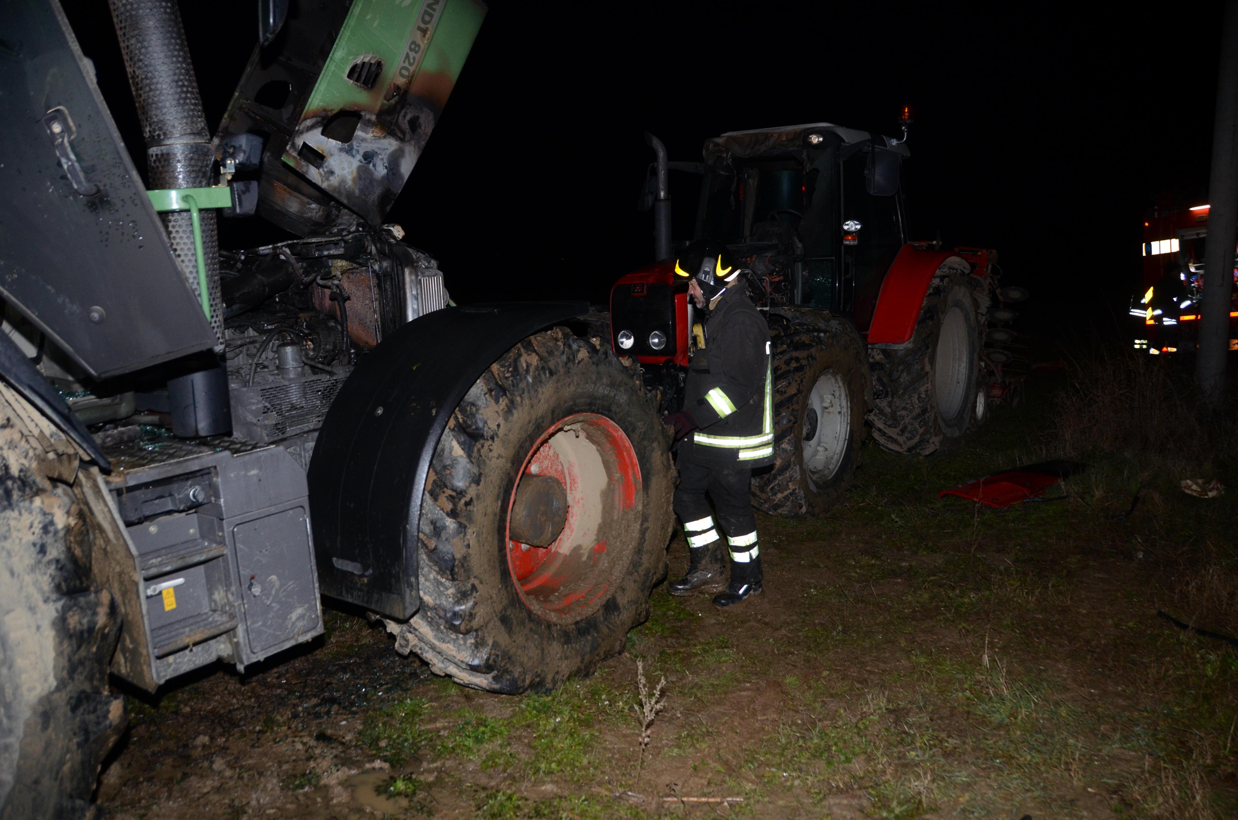 I vigili del fuoco spengono gli ultimi residui del rogo che ha bruciato i due trattori (foto Bf)