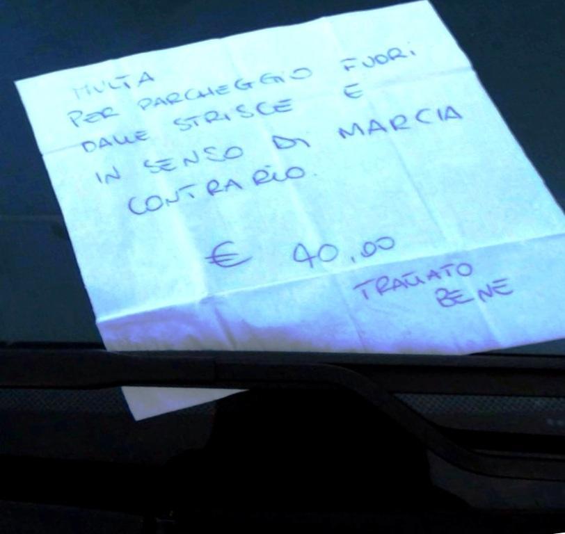 Il foglietto di carta sotto il tergivetro è l'ironica "multa" del cittadino ai vigili