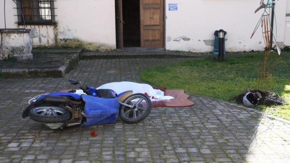 Cadavere accanto allo scooter: paura, ma è solo arte