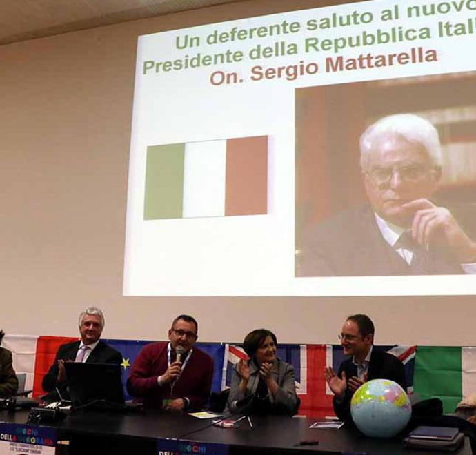 Il nuovo presidente compare sullo schermo a scuola