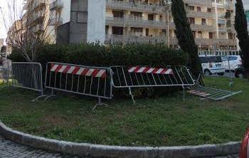 In piazza Aldo Moro per le transenne è record di longevità