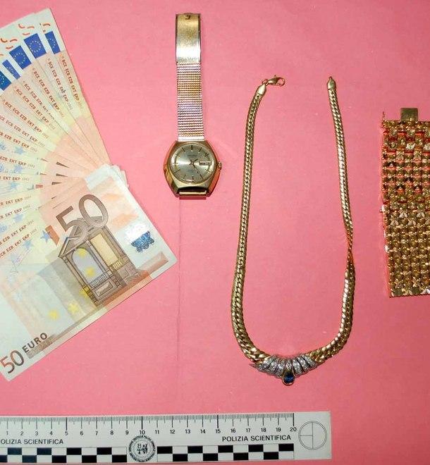 Derubati di oro e pellicce dalla colf 
