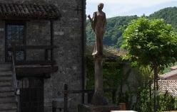 Una statua di Matilde in bronzo