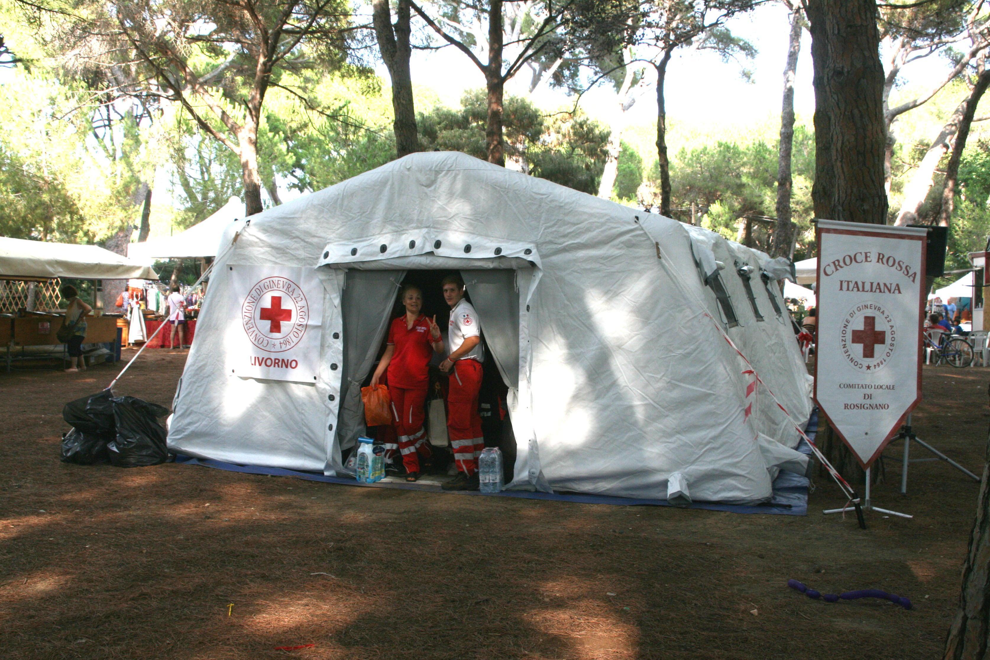 Una tenda allestita dai volontari della Croce rossa di Rosignano