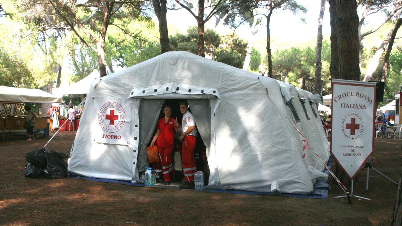 Una tenda allestita dai volontari della Croce rossa di Rosignano