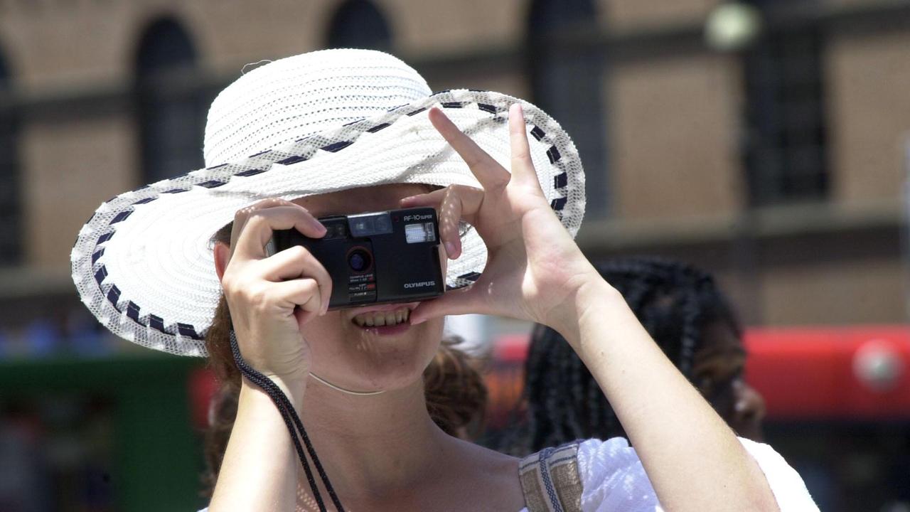 Una ragazza mentre scatta una fotografia