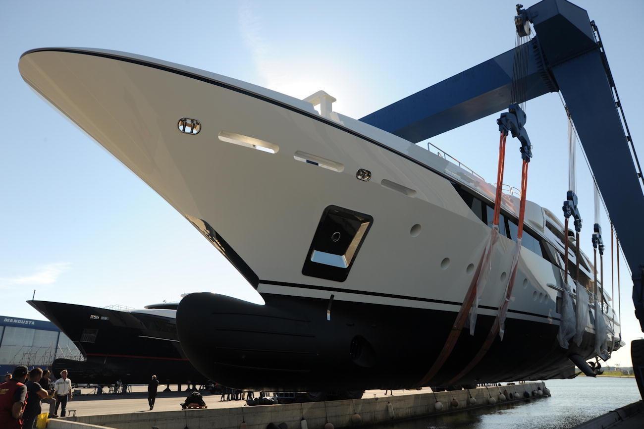Il varo di uno yacht nel Canale dei Navicelli a Pisa