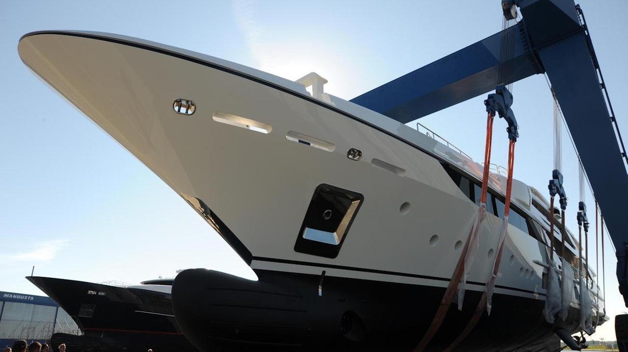 Il varo di uno yacht nel Canale dei Navicelli a Pisa