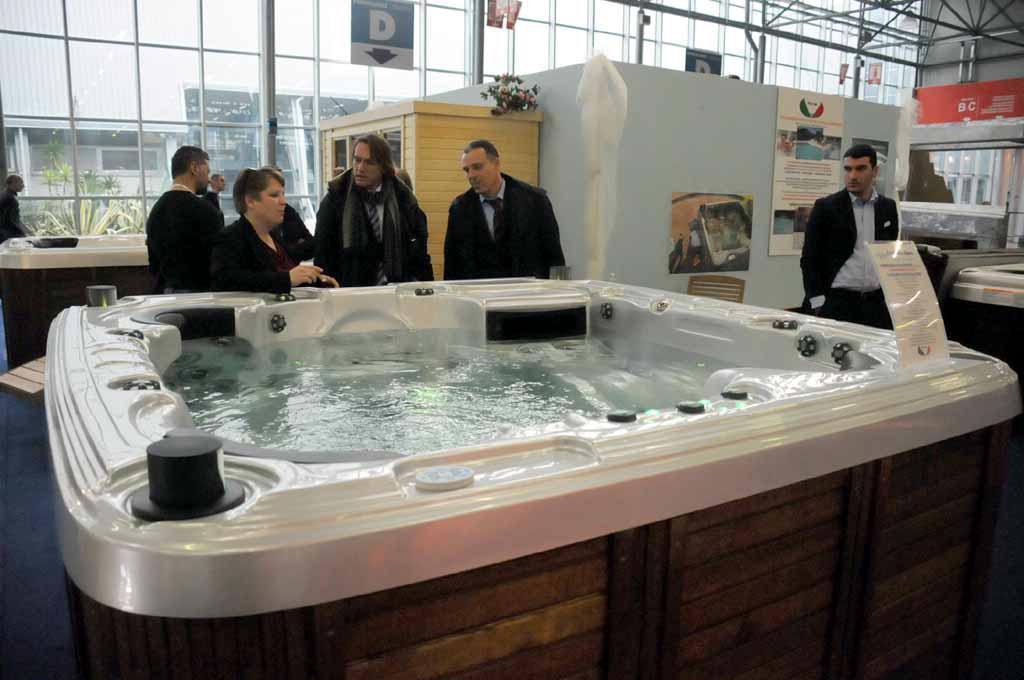 Uno stand con una vasca idromassaggio a Seatec 2014