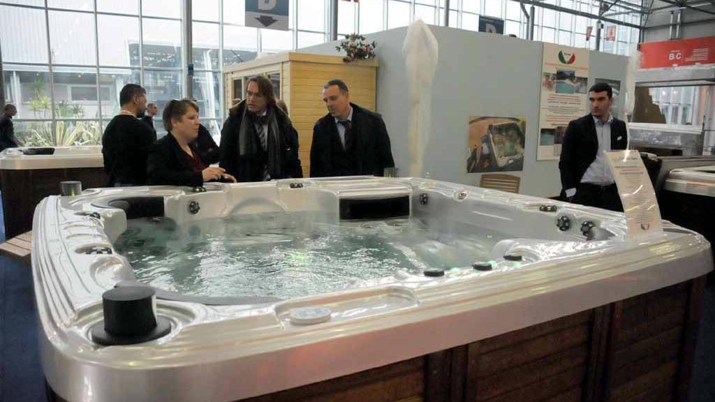 Uno stand con una vasca idromassaggio a Seatec 2014