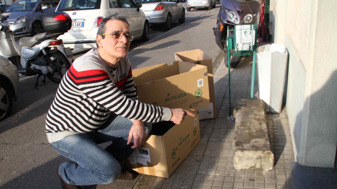 Il titolare Salvatore Pellegrino mostra la pietra usata dai ladri
