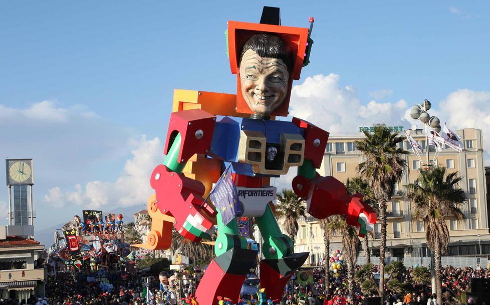 Carnevale di Viareggio: l'assenza della Boschi al trionfo di Renzi 