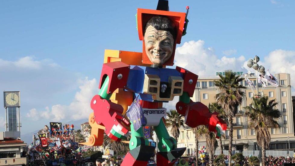 Carnevale di Viareggio: l'assenza della Boschi al trionfo di Renzi