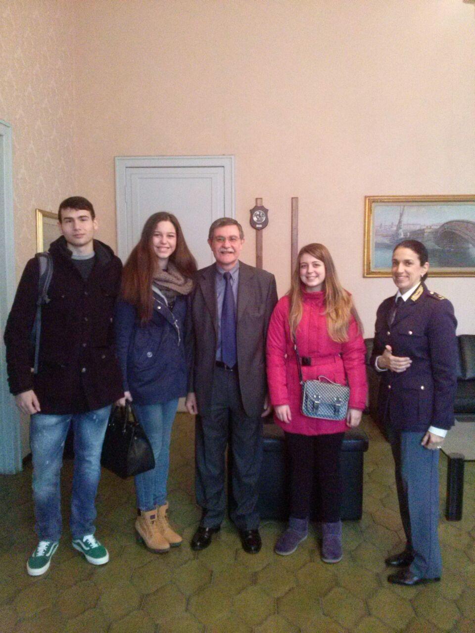 I ragazzi dell'Enriques con il questore