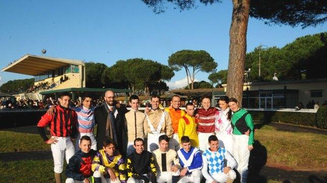 Il gruppo dei fantini che ha corso i duecento metri a San Rossore