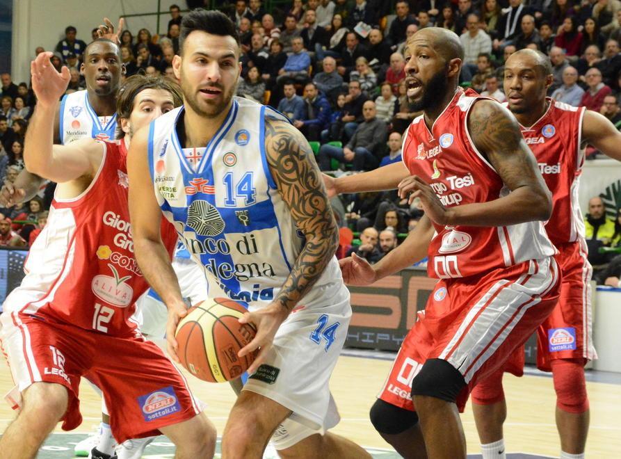 Un'azione di gioco fra Sassari e Pistoia Basket