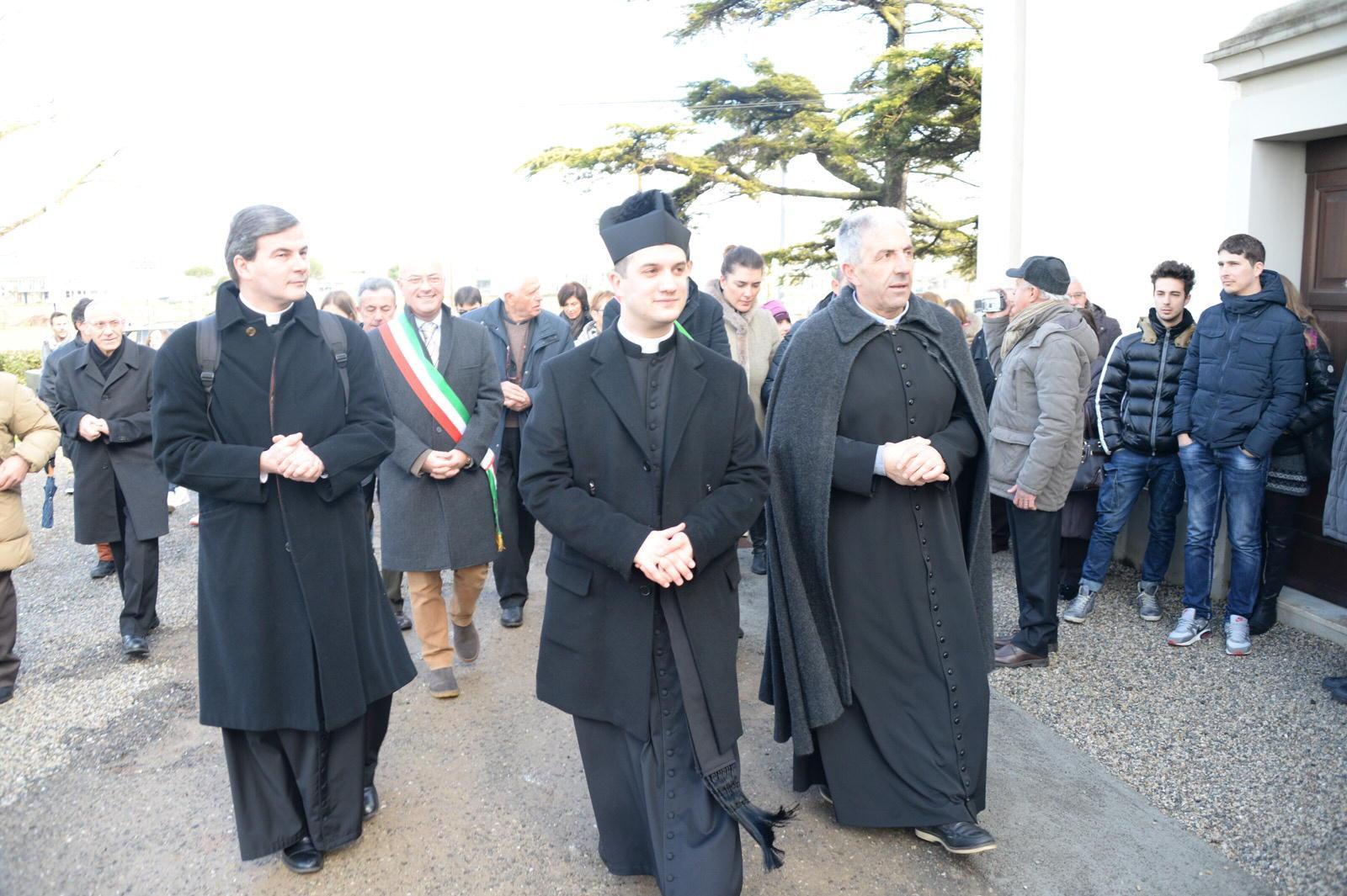 Una folla per la “prima” all’altare di don Simone Meini
