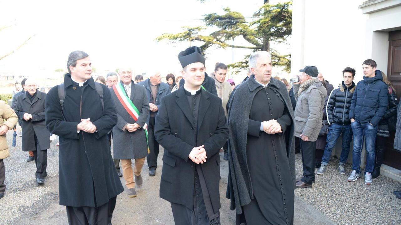 Una folla per la “prima” all’altare di don Simone Meini