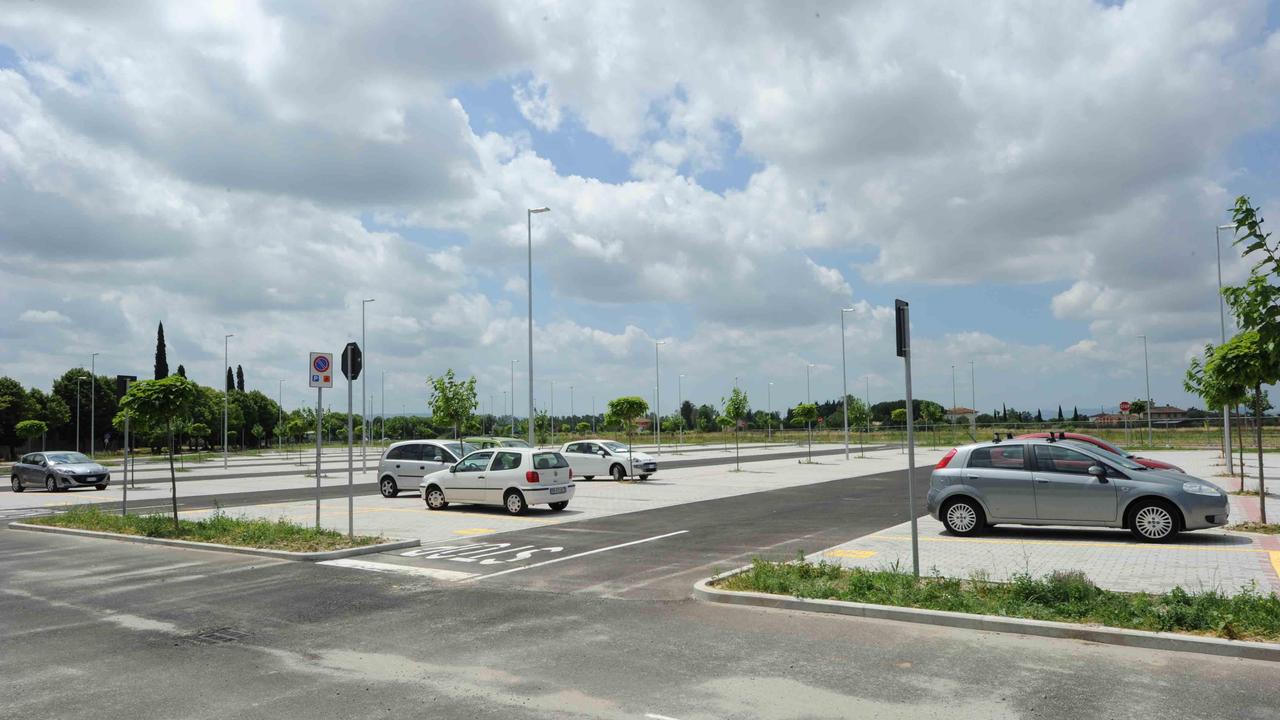 Un parcheggio vicino ai cimiteri a Pontedera