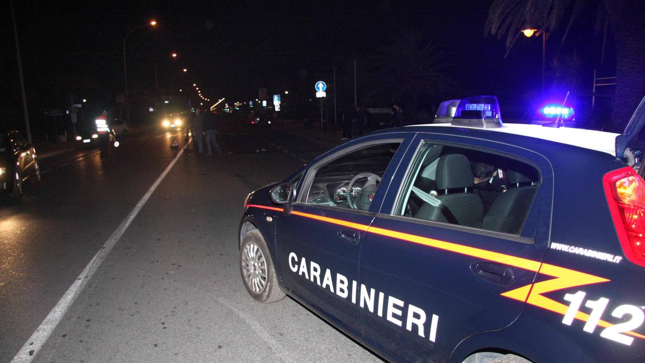 Una pattuglia di carabinieri durante un servizio di controlli (foto d'archivio)