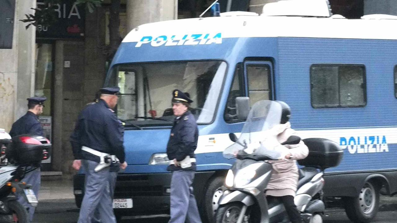 Poliziotti alla stazione