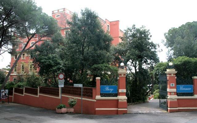 L'esterno dell'hotel Miramare