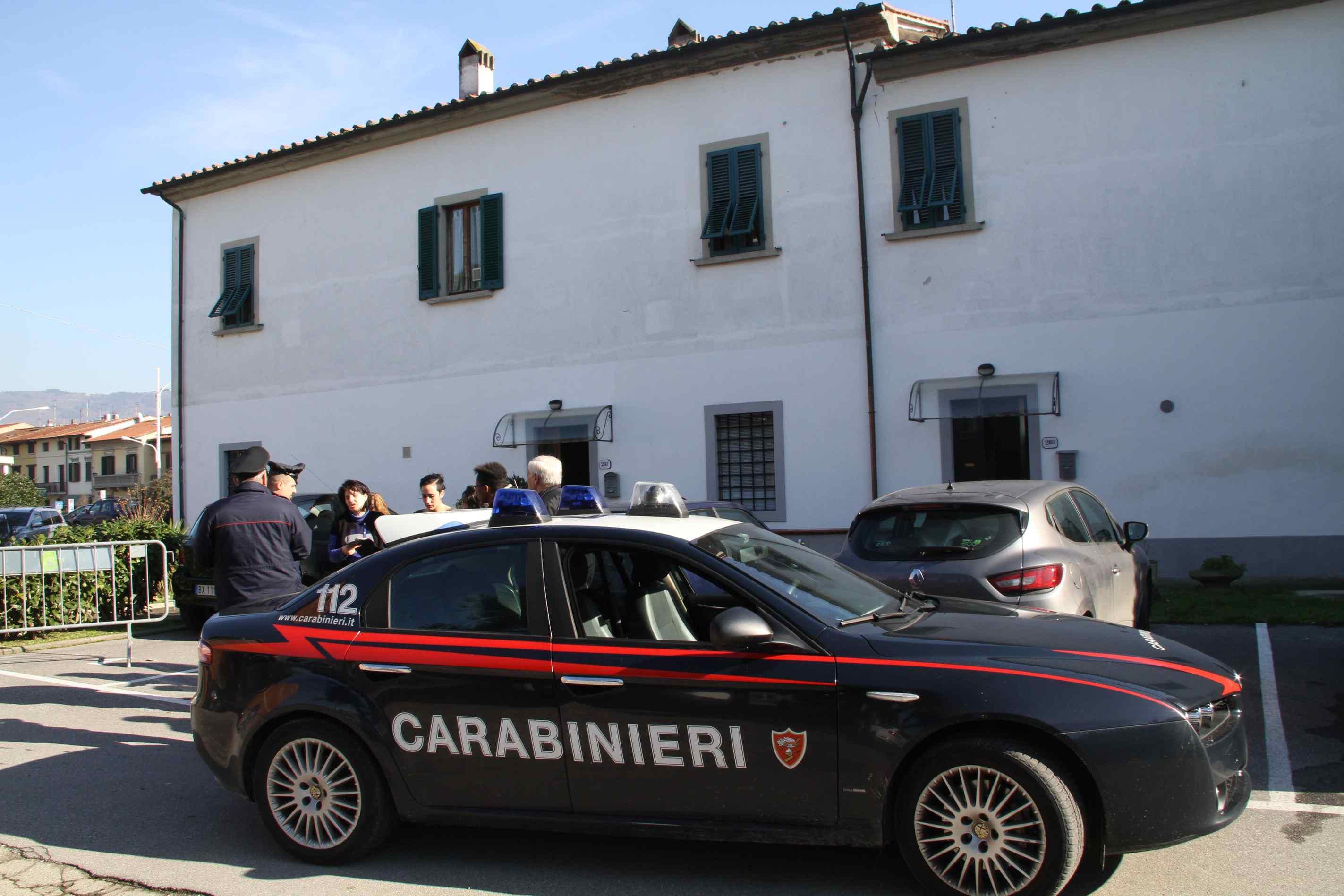 I carabinieri discutono con i residenti dopo la lite (foto Batavia)