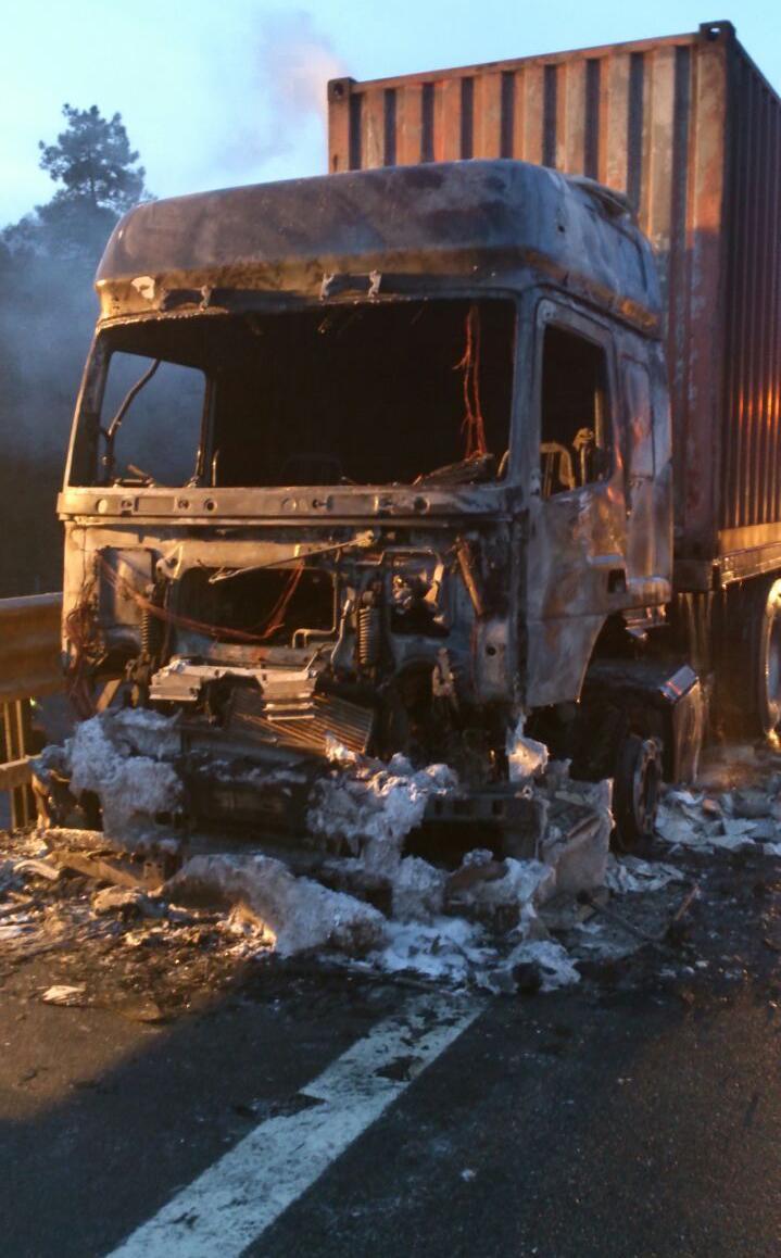 In fiamme un camion carico vestiti, disagi sull'A15