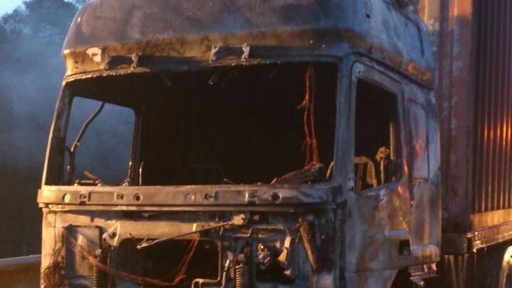 In fiamme un camion carico vestiti, disagi sull'A15