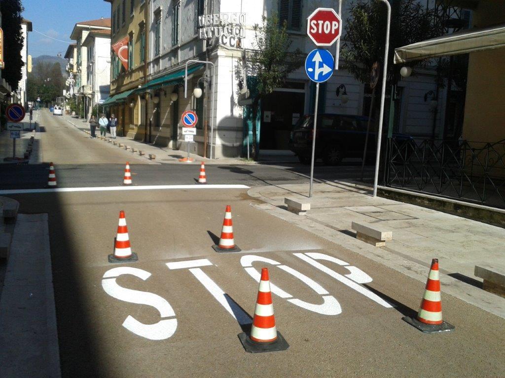 Lo "stop" riverniciato all'incrocio tra via Cavallotti e viale Manzoni
