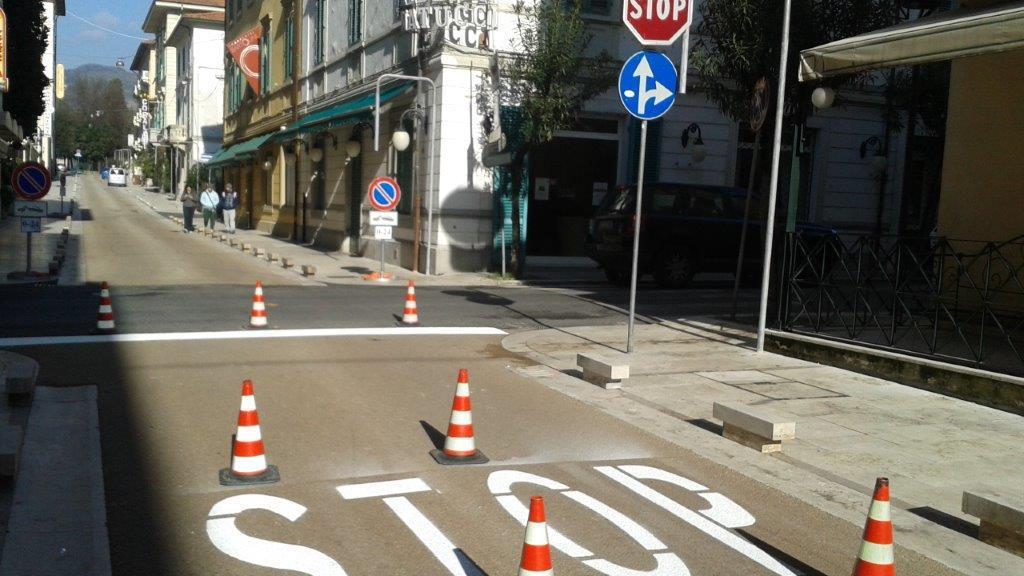Lo "stop" riverniciato all'incrocio tra via Cavallotti e viale Manzoni