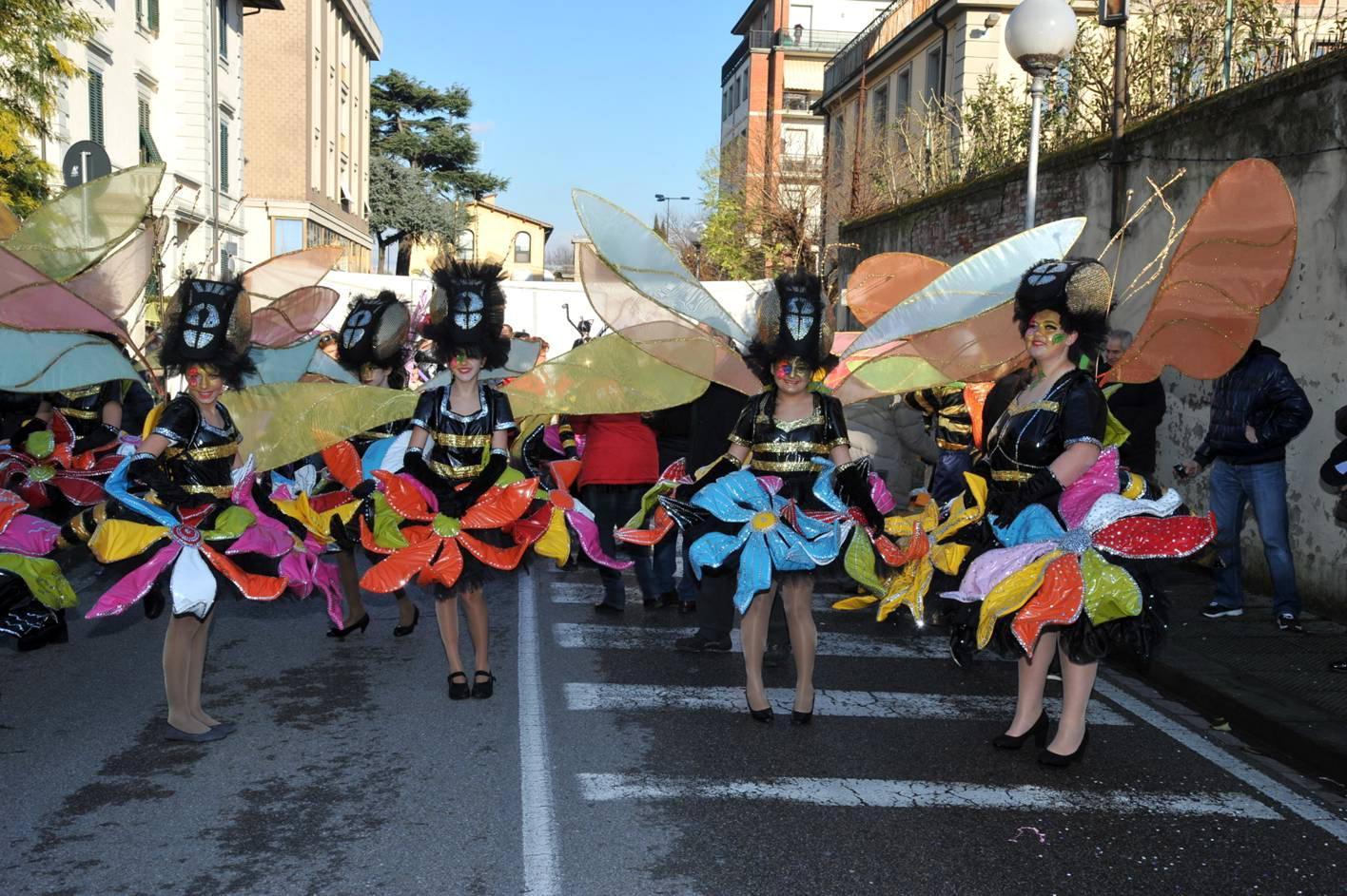 Un momento della sfilata al Carnevale d'autore di Santa Croce