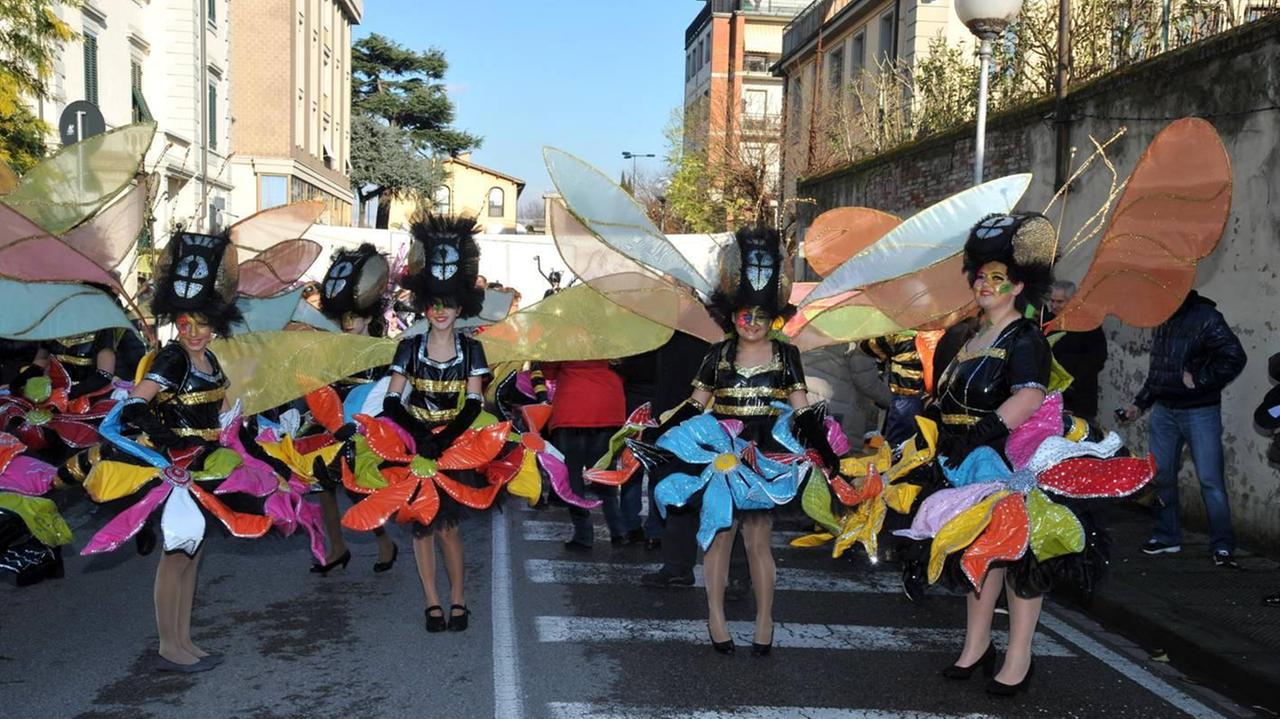 Un momento della sfilata al Carnevale d'autore di Santa Croce