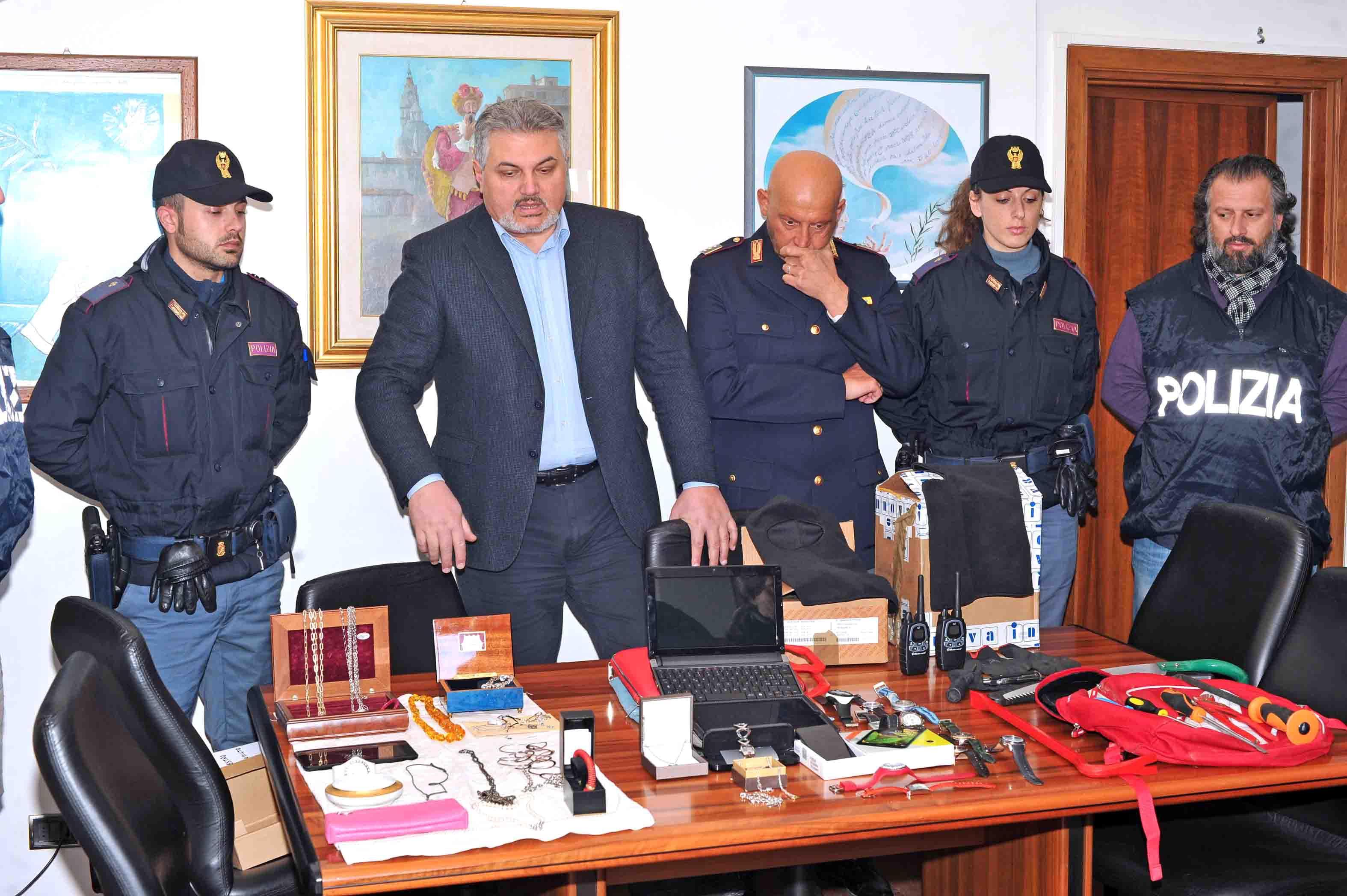 La refurtiva e gli arnesi da scasso sequestrati dalla polizia ai quattro arrestati (foto Gori)